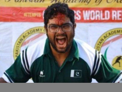Пакистанець розтовк лобом рекордну кількість горіхів (відео)