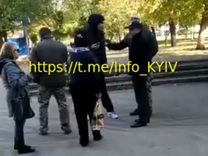У Києві хлопців силою «забривають у солдати» просто на вулиці (відео)
