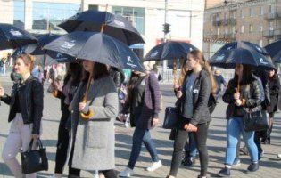 У Луцьку студенти помовчали під парасольками (фото)