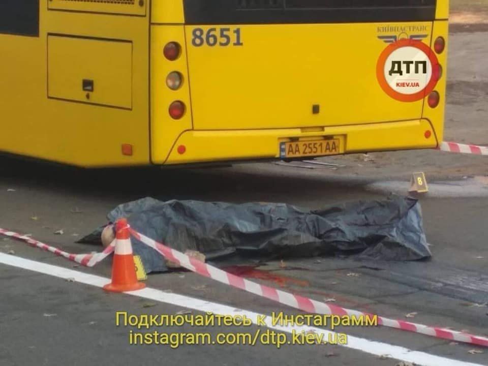 Моторошна смерть: у Києві маршрутка проїхалася по хлопцеві, який лежав на асфальті після бійки (фото 18+)