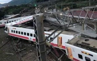 Страшна залізнична аварія на Тайвані: 17 загиблих