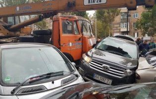 У Києві автокран протаранив 18 автомобілів і вантажівку, є жертви (фото, відео)