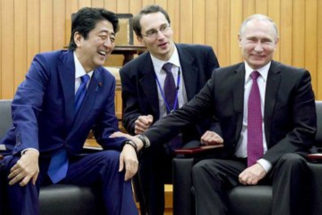 Президент Росії Володимир Путін та прем'єр-міністр Японії Сіндзо Абе фото 1