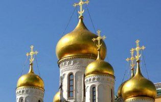 У Львові церкву обклеїли листівками із зображенням Сталіна (фото)