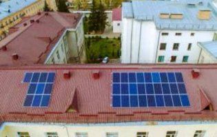 На даху Волинської обласної лікарні встановили сонячні батареї (фото)