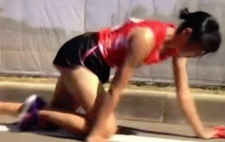Японська бігунка під час марафону зламала ногу, але не здалася і доповзла до фінішу (відео)