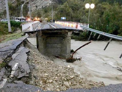 У Сочі через паводок завалився міст (відео)