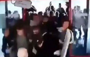 На Дніпропетровщині у погоні за халявою покупці влаштували штурм магазину (відео)