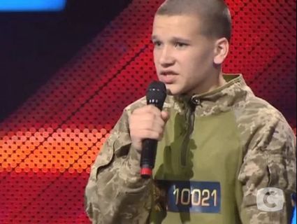 Хлопчисько, який у 13 утік на передову в зону АТО, підкорив суддів «Х-фактору» патріотичним репом (відео)