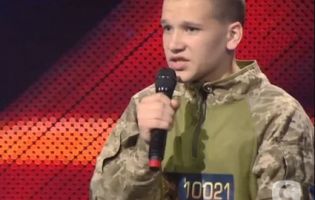 Хлопчисько, який у 13 утік на передову в зону АТО, підкорив суддів «Х-фактору» патріотичним репом (відео)
