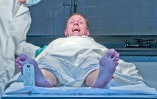 Помер після отруєння алкоголем, потім воскрес в морзі і повернувся на вечірку