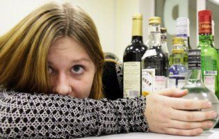 На Черкащині друзі кинули п’яну дівчинку вдень просто посеред міста