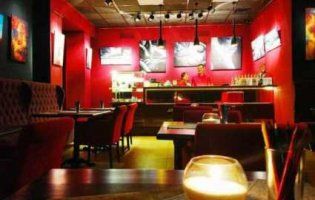 У Києві з'явилося кафе з голими офіціантками (відео 16+)