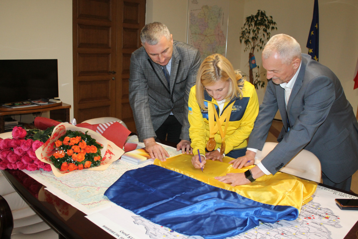 Майя Москвич _Луцьк_ підписує прапор