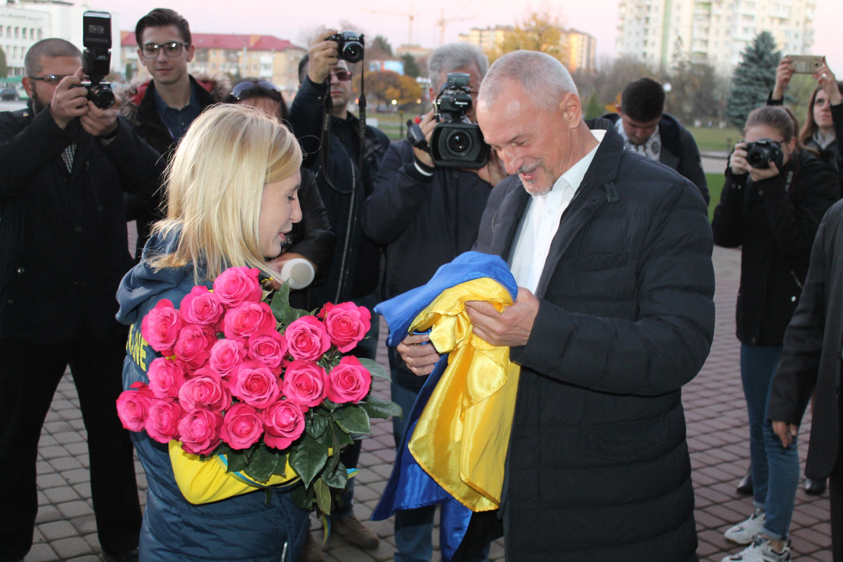 Майя Москвич вручає прапор Савченку