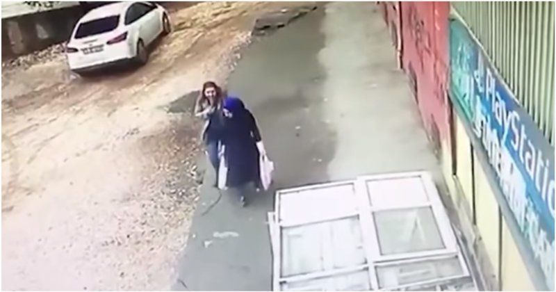 В Туреччині на очах у перехожих двох жінок «ковтнув» тротуар (відео)