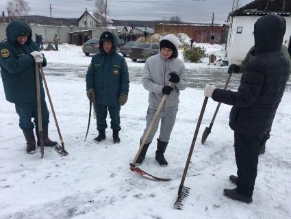 В Росії рятувальники перед приїздом начальства косять... сніг (відео)