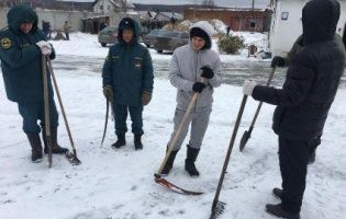 В Росії рятувальники перед приїздом начальства косять... сніг (відео)