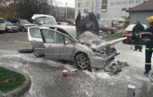 У Луцьку біля «Променя» горіло авто