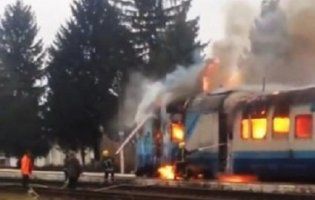 Пасажирський потяг перетворився у смолоскип (відео)