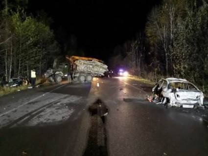 На Рівненщині вантажівка розчавила автомобілі: загинуло двоє людей (фото)