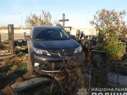 На Харківщині нетверезий батюшка  на позашляховику розбив десять могил на кладовищі