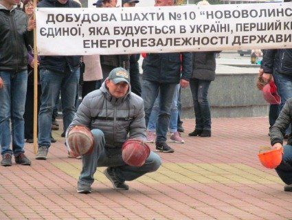Розбиті каски, «штурм» владних кабінетів: у Луцьку мітингували нововолинські шахтарі (відео, фото)
