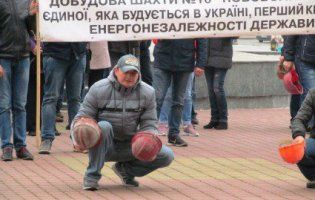 Розбиті каски, «штурм» владних кабінетів: у Луцьку мітингували нововолинські шахтарі (відео, фото)