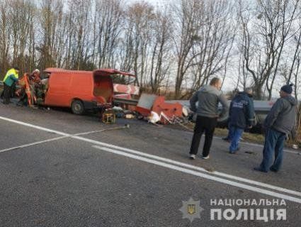 Три трупи у страшній автокатастрофі на Рівненщині: бусик розплющило об автоцистерну (фото)