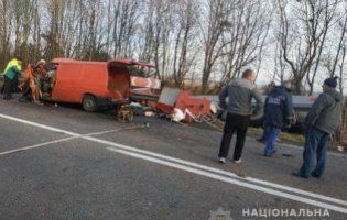 Три трупи у страшній автокатастрофі на Рівненщині: бусик розплющило об автоцистерну (фото)