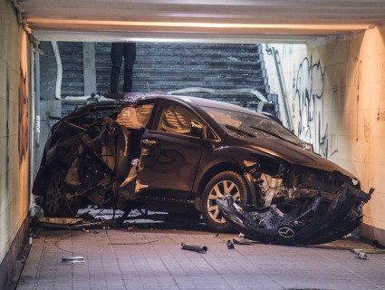 У Києві авто знесло зупинку і влетіло в підземний перехід