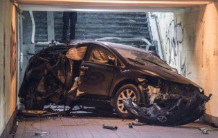 У Києві авто знесло зупинку і влетіло в підземний перехід