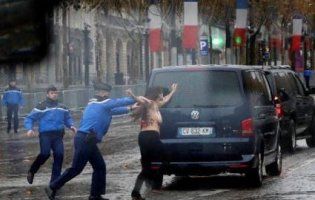 Гола активістка Femen кинулася до кортежу Дональда Трампа (відео)