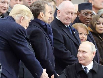 Путін без каблуків: свіжі фото президента РФ з Парижа насмішили