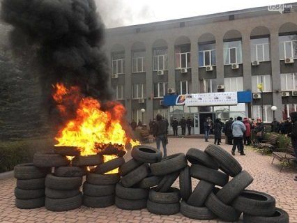 Палять шини та вимагають тепла: чому терпіння українців лопнуло (відео)
