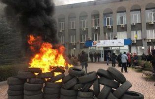 Палять шини та вимагають тепла: чому терпіння українців лопнуло (відео)