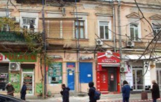 В Одесі каменюка з аварійного фасаду мало не вбила перехожого (відео)
