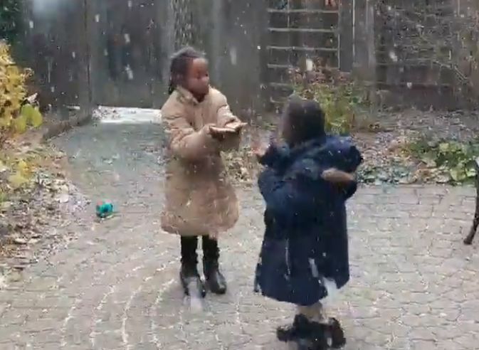 Мережу розчулило, як маленькі африканці раділи першому в житті снігу (відео)