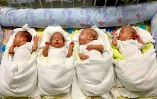 У п’ятдесят років народила «четверняшок»: трьох дівчаток і хлопчика (фото)