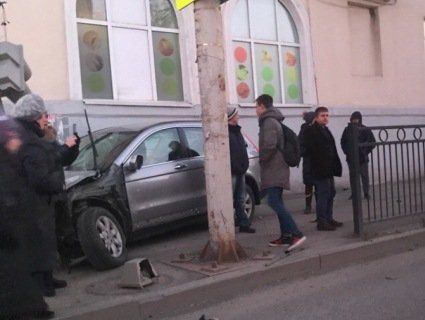 У Росії водій збив матір з малюком, а потім зачинився у авто, бо боявся, що поб’ють