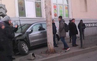 У Росії водій збив матір з малюком, а потім зачинився у авто, бо боявся, що поб’ють