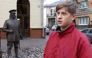 В Білорусі підлітка змусили вибачатися перед пам’ятником за ляпас (відео)