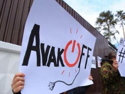 Активісти із фаєрами вимагають відставки Авакова, який «провалив реформу правоохоронних органів» (відео)
