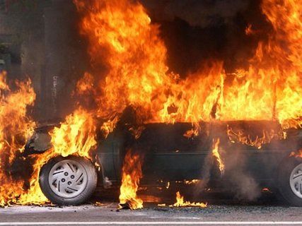 Чому у Києві масово горять машини