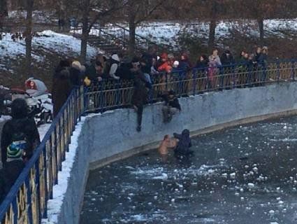 В Києві перехожий кинувся в крижану воду рятувати дитину (фото)