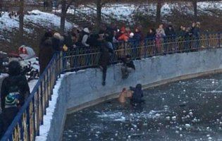В Києві перехожий кинувся в крижану воду рятувати дитину (фото)