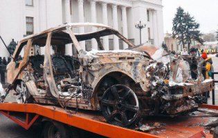 У Києві «євробляхери» привезли під Верховну Раду згоріле авто (фото, відео)
