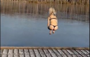 «Морж у стрінгах»: дівчина плигнула «бомбочкою» в замерзле озеро і насмішила Мережу (відео)
