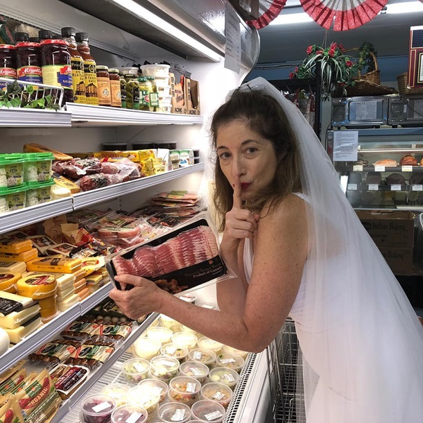 американка щодня одягає весільну сукну