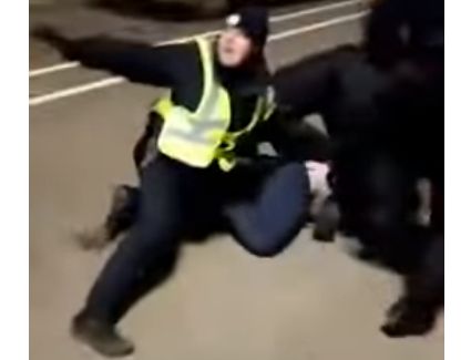 На Рівненщині «євробляхарі» на заблокованій трасі почубилися з копами (відео)